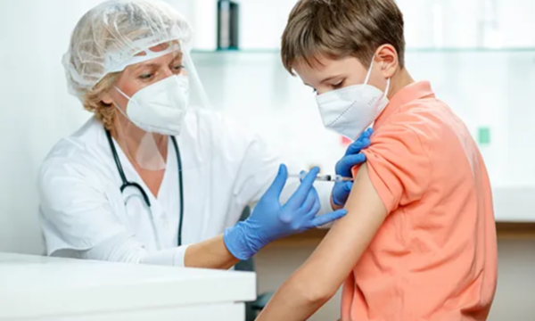 Salud incluye a adolescentes de entre 12 y 17 años con factores de riesgo en Plan de Vacunación