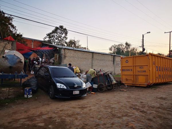 En apenas un minuto, motoasaltantes se llevan G. 9 millones de una recicladora - Nacionales - ABC Color