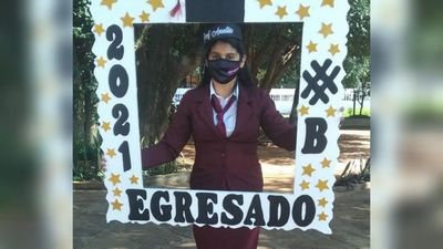 Joven se recibió de profe: "Cumplí una de mis metas vendiendo chipa y sopa"