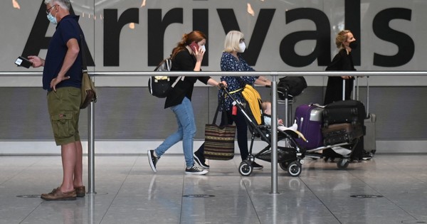 La Nación / Filas rápidas de vacunados, en aeropuerto de Londres