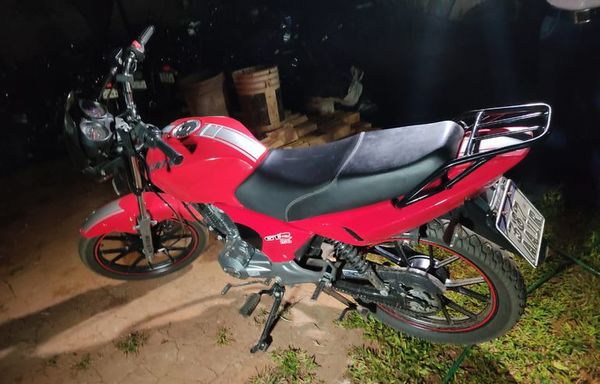 Tras robo de motocicleta, pararon a comer empanadas y cayó la policía a detenerlos - Nacionales - ABC Color