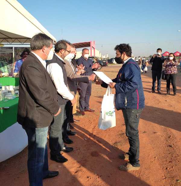Crédito Agrícola de Habilitación otorgó préstamos a artesanos de Areguá | .::Agencia IP::.