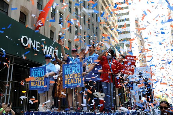 Nueva York celebró el fin de las restricciones con un desfile sin mascarillas | Ñanduti