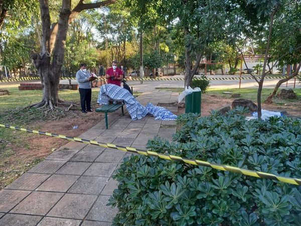 Hallan a dos personas muertas en una plaza de Asunción - Nacionales - ABC Color