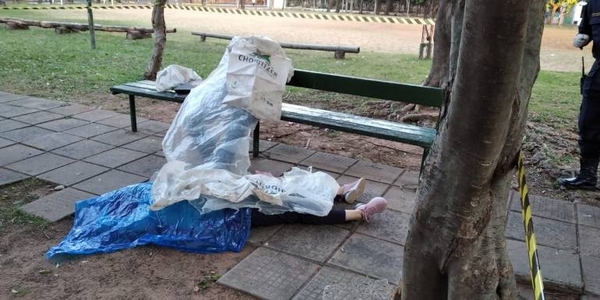 Diario HOY | Hallan dos cadáveres sin rastros de violencia en plaza de Villa Morra