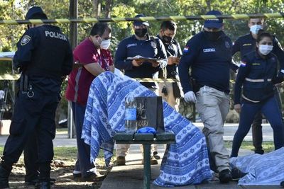 Hallan a dos personas muertas en una plaza de Asunción - Noticiero Paraguay