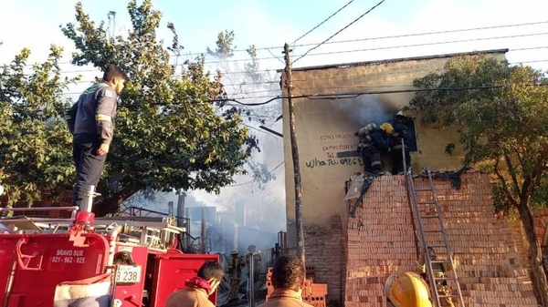 Diario HOY | Carpintería en Ñemby fue consumida por completo por las llamas