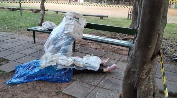 Encuentran dos cadáveres sin rastros de violencia en plaza de Villa Morra