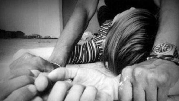 Abusó sexualmente de la novia de su hijo