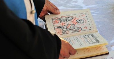 Sacerdotes griegos niegan la comunión a vacunados contra el Covid-19 porque creen que con la inyección “entra el anticristo” - C9N