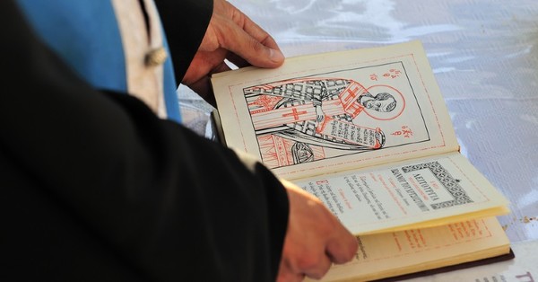 Sacerdotes griegos niegan la comunión a vacunados contra el Covid-19 porque creen que con la inyección “entra el anticristo” - C9N