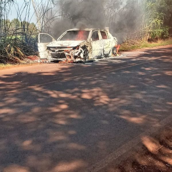 Vehículo se incendia en plena marcha en Los Cedrales - ABC en el Este - ABC Color