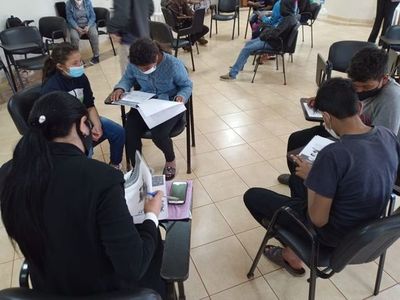 Capacitan a adolescentes sobre derechos laborales