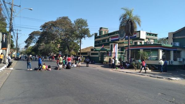 Indígenas cierran avenida Artigas y exigen hablar con titular del INDI - Nacionales - ABC Color