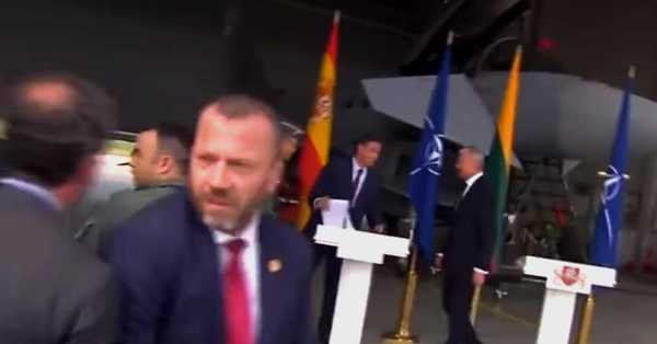 “¡Es una alerta real”: Momento en que interrumpen rueda de prensa en Lituania por vuelo de aviones rusos - SNT