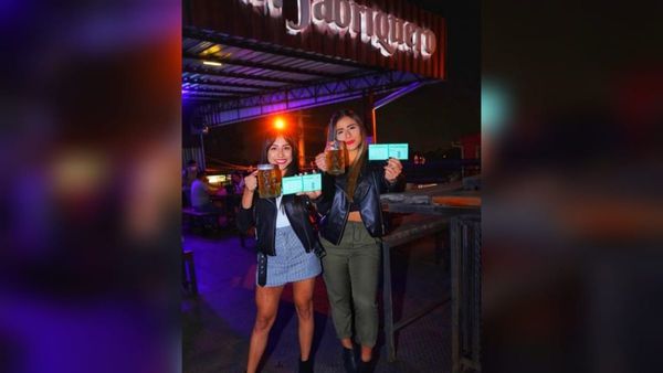 A full ya ligan cerveza gratis tras mostrar su carnet de vacunación