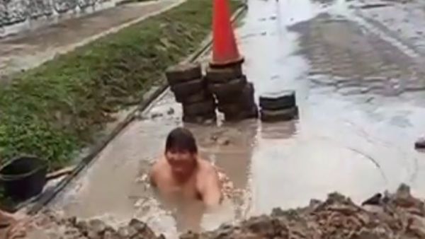 Obrero de ESSAP debe hacer de "Aquaman" para arreglar cañerías en Pilar