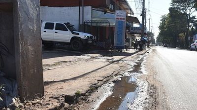 Agua servida destruye el asfalto y contamina los recursos hídricos