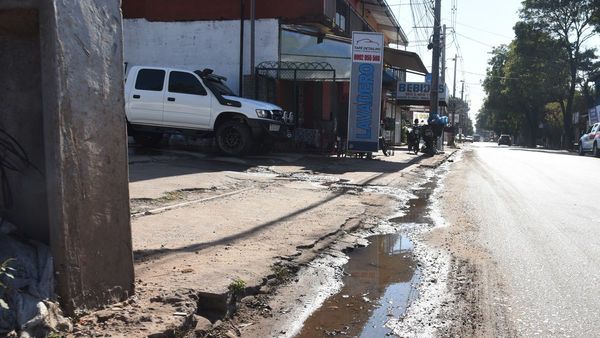 Agua servida destruye el asfalto y contamina los recursos hídricos