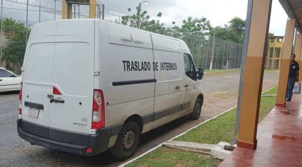 Filmó al reo que lo había asaltado y disparado en la pierna, siendo trasladado como copiloto y cebando tereré a los guardias penitenciarios