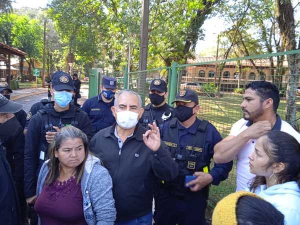Con airada manifestación frente a la Comuna de CDE, exigen fin de desalojos en la finca 66 - La Clave