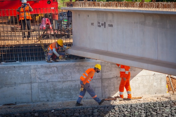 Ruta PY02: culminaron montaje de vigas en el puente sobre el arroyo Yhaguy | .::Agencia IP::.