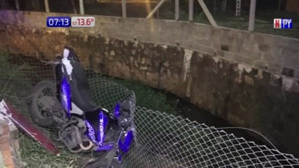 Alambrado salvó a motociclista para que no caiga a desagüe | Noticias Paraguay