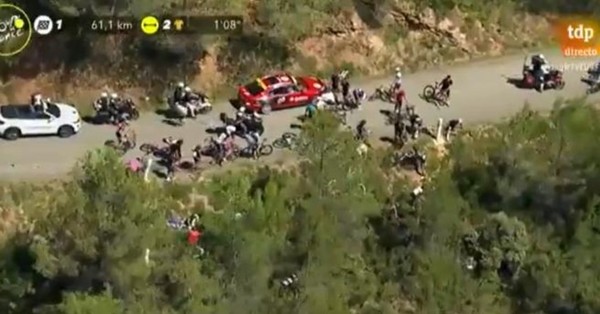 La dramática caída de ciclistas por un barranco en la etapa 13 del Tour de Francia - C9N