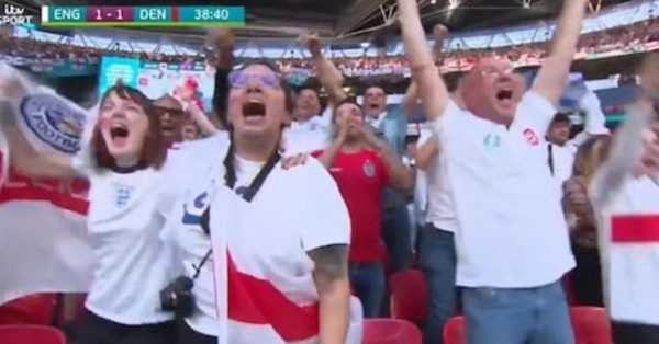 Una fanática inglesa es despedida tras ser vista por su jefe en la semifinal contra Dinamarca: había dicho que estaba enferma - SNT