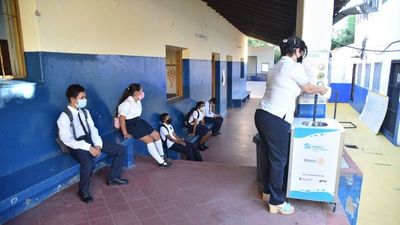 Plantean posibilidad de vuelta a clases presenciales con inmunización de docentes