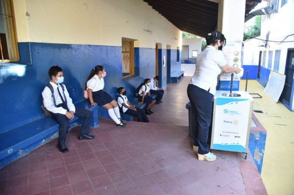 Plantean posibilidad de vuelta a clases presenciales con inmunización de docentes