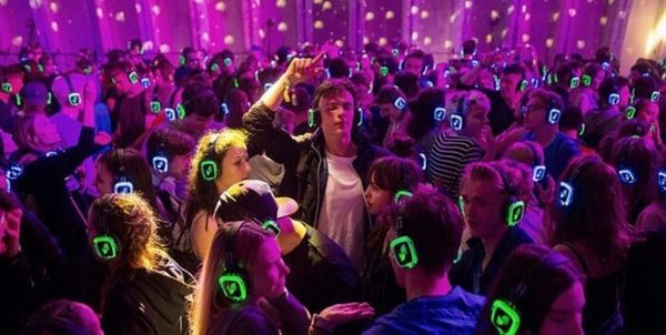 ¡Los vecinos ni se enteran! Estas son las fiestas silenciosas que comienzan a ser tendencia