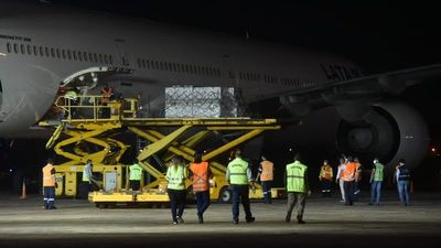 Dosis de Pfizer son descargadas para ser llevadas hasta La Policlínica