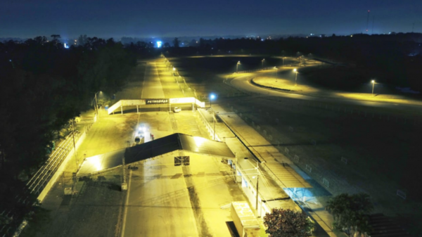 Diario HOY | ANDE ilumina los accesos al vacunatorio del Rubén Dumot
