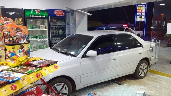 Conductora ingresó con su vehículo a la tienda de una estación de servicios - Nacionales - ABC Color
