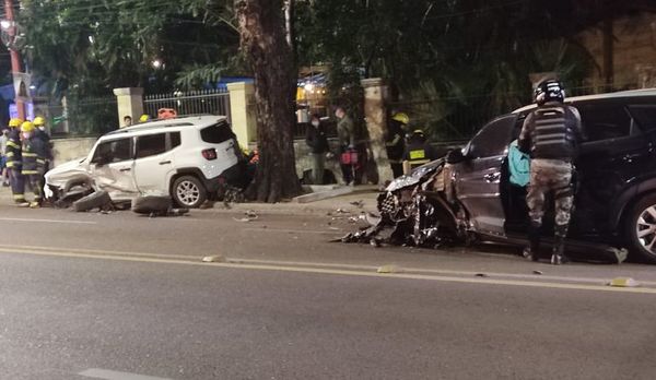 Automovilista en fuga provoca una serie de choques, hiriendo a jueza y un hombre - Nacionales - ABC Color