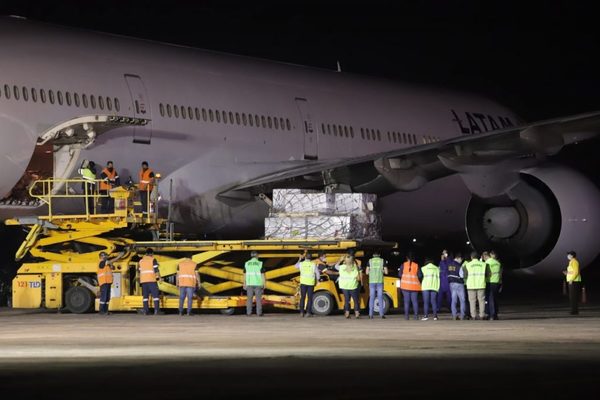 1.000.000 de dosis contra el Covid-19 ya está en suelo paraguayo - La Clave