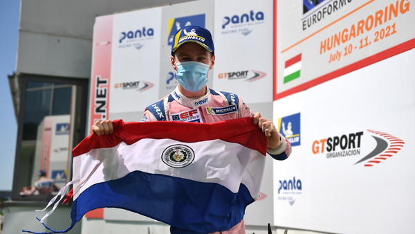Joshua Duerksen planta la bandera paraguaya en la Eurofórmula Open