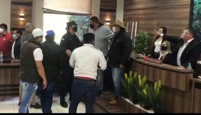 Presidente Franco: elección de intendente termina en discusión y golpes - ABC en el Este - ABC Color
