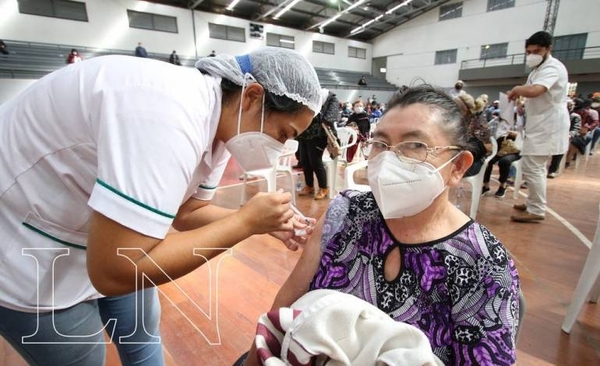 Diario HOY | Médicos ven con buenos ojos vacunación masiva e instan a seguir con las medidas
