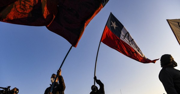La Nación / La profunda división política y social de los chilenos, ensombrece el futuro del país