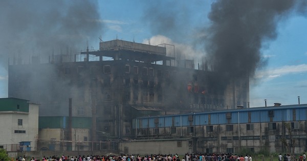 La Nación / Detenido dueño de fábrica incendiada en Bangladés donde murieron 52 personas