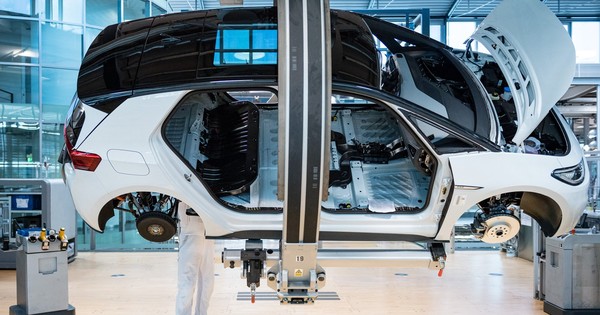 La Nación / Unión Europea prepara el fin de los coches con motor de combustión