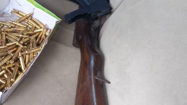 Mano derecha de jefe militar de Presidencia detenido por intentar vender rifle AK47