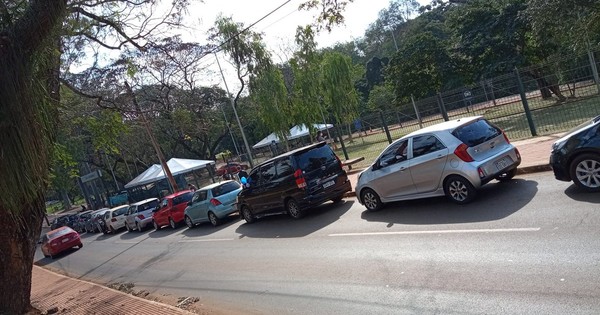 La Nación / En Ciudad del Este ya empezaron a hacer fila para vacunación del lunes