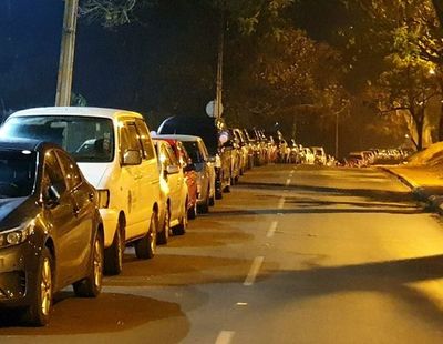 En CDE ya hay casi dos kilómetros de fila para la vacunación del lunes - ABC en el Este - ABC Color