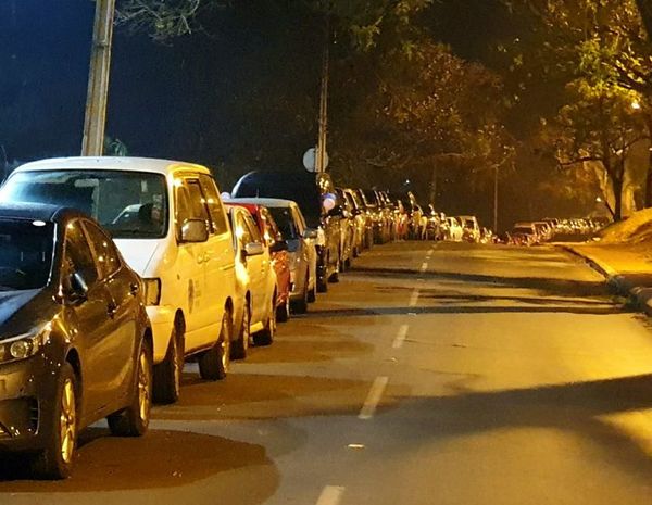 En CDE ya hay casi dos kilómetros de fila para la vacunación del lunes - ABC en el Este - ABC Color