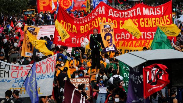 Bolsonaro niega corrupción ante sondeo con apoyo  a su destitución