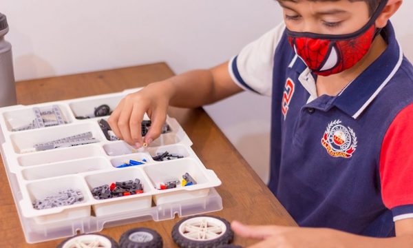 Cursos de motricidad fina, robótica y programación para niños y niñas