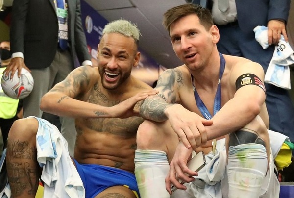 La amena charla entre Messi, Neymar y Paredes tras el partido